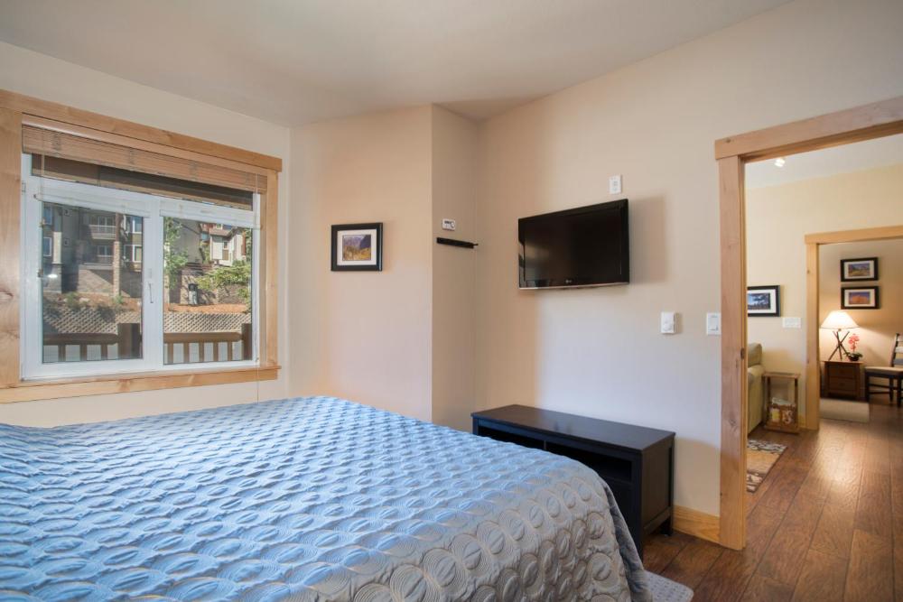2 Bedroom Apartment with Grand Mountain View interior